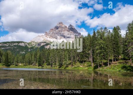 Wundervolle Landschaft, Antorno See mit berühmten Dolomiten Gipfel der Drei Zinnen im Hintergrund, im östlichen Dolomiten, Italien Europa. Stockfoto