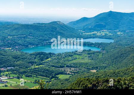 Die Avigliana-Seen von der Sacra di San Michele (Abtei des Heiligen Michael) aus gesehen. Provinz Turin, Piemont, Italien. Stockfoto