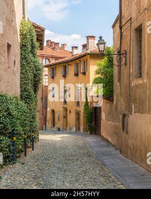 Landschaftlich reizvoller Anblick in der schönen Stadt Saluzzo, Provinz Cuneo, Piemont, Italien. Stockfoto