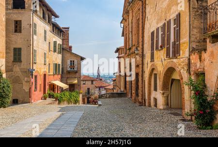 Landschaftlich reizvoller Anblick in der schönen Stadt Saluzzo, Provinz Cuneo, Piemont, Italien. Stockfoto