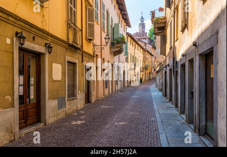 Landschaftlich reizvoller Anblick in der schönen Stadt Saluzzo, Provinz Cuneo, Piemont, Italien. Stockfoto