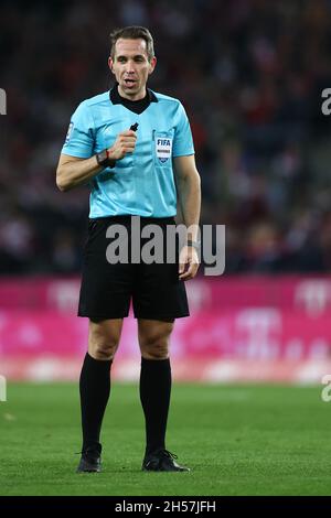 Köln, Deutschland. November 2021. Fußball: Bundesliga, 1. FC Köln 1. FC Union Berlin, Matchday 11 im RheinEnergieStadion. Schiedsrichter Tobias Stieler. WICHTIGER HINWEIS: Gemäß den Bestimmungen der DFL Deutsche Fußball Liga und des DFB Deutscher Fußball-Bund ist es untersagt, im Stadion und/oder vom Spiel aufgenommene Fotos in Form von Sequenzbildern und/oder videoähnlichen Fotoserien zu verwenden oder zu verwenden. Quelle: Rolf Vennenbernd/dpa/Alamy Live News Stockfoto