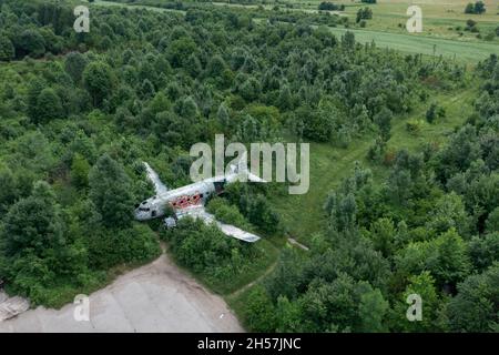 Zeljava Air Base in Kroatien und verließ Douglas C-47 Airplane am Eingang des Airbase. Es liegt an der Grenze zwischen Kroatien und Bosnien und Herzegowina Stockfoto
