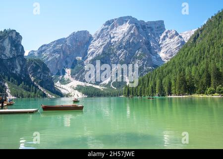 See Prags (auch bekannt als Pragser Wildsee oder Lago di Braies), Dolomiten, Südtirol, Italien. Romantischer Ort mit typischen hölzernen Boote auf dem Stockfoto