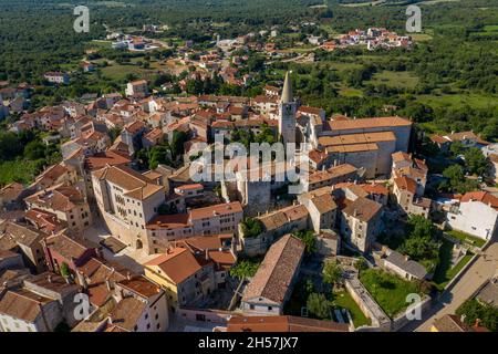 Bale Town in Kroatien. Bale ist eine Siedlung und Gemeinde in der Gespanschaft Istrien, Kroatien. Die Ursprünge der Siedlung liegen in der römischen Festung von Ca Stockfoto