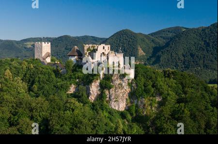 Die Burg Celje ist eine Burgruine in Celje, Slowenien, früher Sitz der Grafen von Celje. Es steht auf drei Hügeln südöstlich von Celje, wo Stockfoto