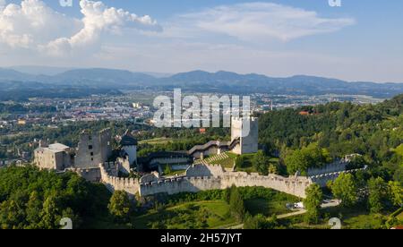 Die Burg Celje ist eine Burgruine in Celje, Slowenien, früher Sitz der Grafen von Celje. Es steht auf drei Hügeln südöstlich von Celje, wo Stockfoto