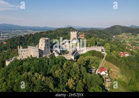 Die Burg Celje ist eine Burgruine in Celje, Slowenien, früher Sitz der Grafen von Celje. Es steht auf drei Hügeln südöstlich von Celje, wo Stockfoto