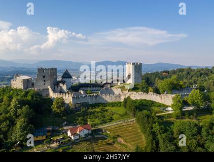 Die Burg Celje ist eine Burgruine in Celje, Slowenien, früher Sitz der Grafen von Celje. Es steht auf drei Hügeln südöstlich von Celje, wo Stockfoto