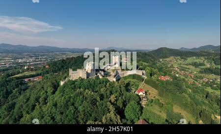 Die Burg Celje ist eine Burgruine in Celje, Slowenien, früher Sitz der Grafen von Celje. Es steht auf drei Hügeln südöstlich von Celje, wo Stockfoto