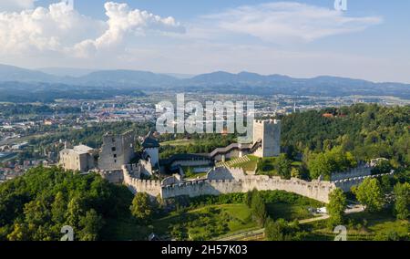 Die Burg Celje ist eine Burgruine in Celje, Slowenien, früher Sitz der Grafen von Celje. Es steht auf drei Hügeln südöstlich von Celje, wo Stockfoto