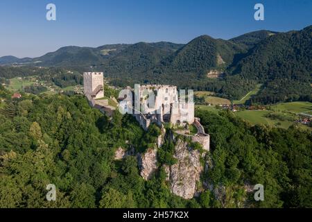 Die Burg Celje ist eine Burgruine in Celje, Slowenien, früher Sitz der Grafen von Celje. Es steht auf drei Hügeln südöstlich von Celje, wo Stockfoto