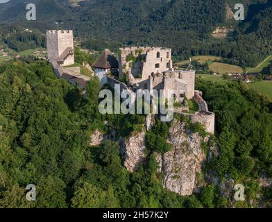 Die Burg Celje ist eine Burgruine in Celje, Slowenien, früher Sitz der Grafen von Celje. Es steht auf drei Hügeln südöstlich von Celje, wo Stockfoto