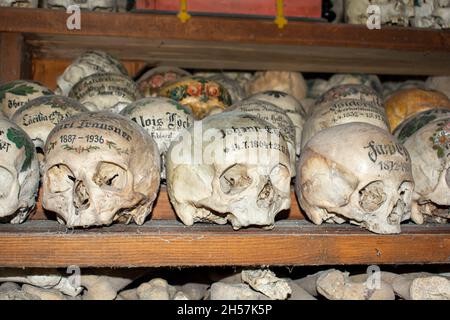 HALLSTATT, ÖSTERREICH - Juli 21 2020 : Charnel- oder Knochenhaus in der St. Michael-Kapelle von Hallstatt. Beinhaus. Österreichische Alpen. Hallstatter See. Salzkamm Stockfoto