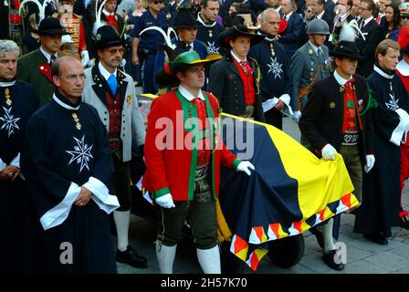 Wien, Österreich. 16. Juli 2011. Beerdigung von Otto Habsburg. Die Trauerleitung am Stephansplatz. Der Sarg mit Otto von Habsburg wird über den Stephansplatz getragen Stockfoto