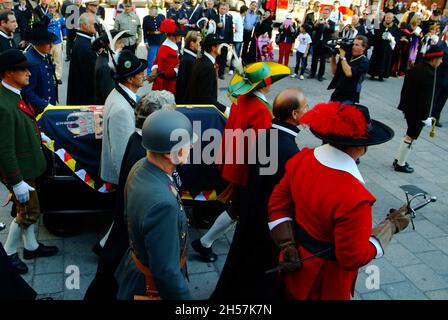 Wien, Österreich. 16. Juli 2011. Beerdigung von Otto Habsburg. Die Trauerleitung am Stephansplatz. Der Sarg mit Otto von Habsburg wird über den Stephansplatz getragen Stockfoto