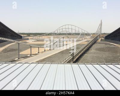 Die schnellste Achterbahn der Welt, die Formel Rossa, erreicht bei Ferrari World 240 km/h. Yas Island - Abu Dhabi - VAE. Stockfoto