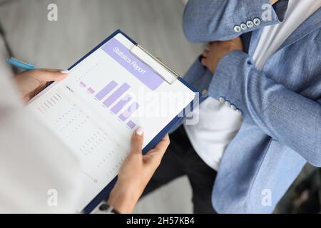 Mann im modischen Anzug Stockfoto