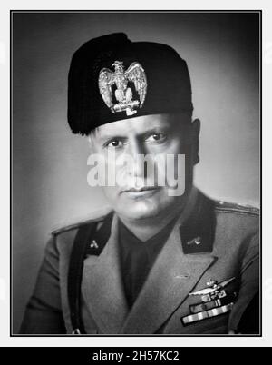 Benito Mussolini II. Weltkrieg 1940 Studioportrait in Uniform. (1883–1945) 1940 Benito Amilcare Andrea Mussolini, der unter dem Spitznamen „Il Duce“ („der Führer“) stand, war ein italienischer Diktator, der 1919 die faschistische Partei gründete und schließlich von 1922 bis 1943 die ganze Macht in Italien als Premierminister des Landes innehatte. Mussolini, ein leidenschaftlicher Sozialist als Jugendlicher, trat in die politischen Fußstapfen seines Vaters, wurde aber von der Partei für seine Unterstützung des Ersten Weltkriegs ausgewiesen.als Diktator während des Zweiten Weltkriegs überdehnte er seine Kräfte und wurde schließlich von seinem eigenen Volk in Mezzegra, Italien, getötet. Stockfoto