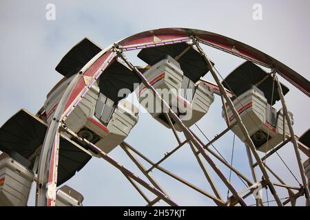 Riesenrad auf der lokalen Straßenmesse. Stockfoto