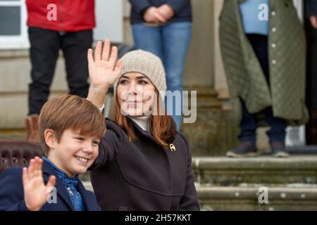 Kronprinzessin Mary übernimmt am 07. November 2021 in Dyrehaven nördlich von Kopenhagen, Dänemark, die Verleihung des Ehrenpreises der Kronprinzessin Mary im Zusammenhang mit der Huberusjagd. Die Hubertus-Jagd ist eine Fortsetzung der alten Parforce-Jagd, für die Dyrehaven ursprünglich gebaut wurde. Die Jagd ist 11 Kilometer lang mit 32 Hindernissen unterwegs und findet, bis auf wenige Ausnahmen, seit 1900 jedes Jahr statt. Im Zusammenhang mit der Hubertus-Jagd wird die Kronprinzessin den Ehrenpreis der Kronprinzessin Mary für die Gewinnerin der Jagd vergeben. Bildershows:Kronprinzessin Prinzessin Mary von Dänemark Stockfoto