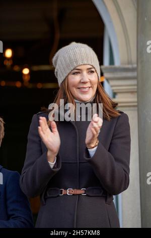 Kronprinzessin Mary übernimmt am 07. November 2021 in Dyrehaven nördlich von Kopenhagen, Dänemark, die Verleihung des Ehrenpreises der Kronprinzessin Mary im Zusammenhang mit der Huberusjagd. Die Hubertus-Jagd ist eine Fortsetzung der alten Parforce-Jagd, für die Dyrehaven ursprünglich gebaut wurde. Die Jagd ist 11 Kilometer lang mit 32 Hindernissen unterwegs und findet, bis auf wenige Ausnahmen, seit 1900 jedes Jahr statt. Im Zusammenhang mit der Hubertus-Jagd wird die Kronprinzessin den Ehrenpreis der Kronprinzessin Mary für die Gewinnerin der Jagd vergeben. Bildershows:Kronprinzessin Prinzessin Mary von Dänemark Stockfoto