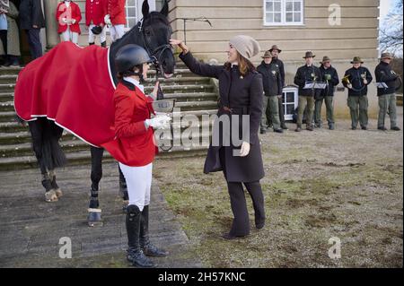 Kronprinzessin Mary übernimmt am 07. November 2021 in Dyrehaven nördlich von Kopenhagen, Dänemark, die Verleihung des Ehrenpreises der Kronprinzessin Mary im Zusammenhang mit der Huberusjagd. Die Hubertus-Jagd ist eine Fortsetzung der alten Parforce-Jagd, für die Dyrehaven ursprünglich gebaut wurde. Die Jagd ist 11 Kilometer lang mit 32 Hindernissen unterwegs und findet, bis auf wenige Ausnahmen, seit 1900 jedes Jahr statt. Im Zusammenhang mit der Hubertus-Jagd wird die Kronprinzessin den Ehrenpreis der Kronprinzessin Mary für die Gewinnerin der Jagd vergeben. Bildershows:Kronprinzessin Prinzessin Mary von Dänemark Stockfoto