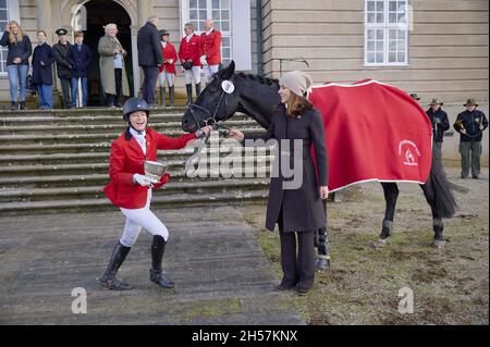 Kronprinzessin Mary übernimmt am 07. November 2021 in Dyrehaven nördlich von Kopenhagen, Dänemark, die Verleihung des Ehrenpreises der Kronprinzessin Mary im Zusammenhang mit der Huberusjagd. Die Hubertus-Jagd ist eine Fortsetzung der alten Parforce-Jagd, für die Dyrehaven ursprünglich gebaut wurde. Die Jagd ist 11 Kilometer lang mit 32 Hindernissen unterwegs und findet, bis auf wenige Ausnahmen, seit 1900 jedes Jahr statt. Im Zusammenhang mit der Hubertus-Jagd wird die Kronprinzessin den Ehrenpreis der Kronprinzessin Mary für die Gewinnerin der Jagd vergeben. Bildershows:Kronprinzessin Prinzessin Mary von Dänemark Stockfoto