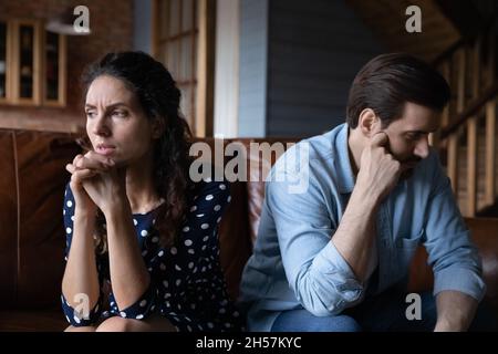 Hartnäckige selbstsüchtige junge Ehepartner zeigen nach Familienstreitigkeiten Gleichgültigkeit Stockfoto