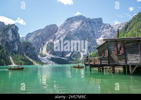 See Prags (auch bekannt als Pragser Wildsee oder Lago di Braies), Dolomiten, Südtirol, Italien. Romantischer Ort mit typischen hölzernen Boote auf dem Stockfoto