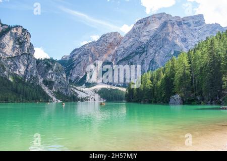 See Prags (auch bekannt als Pragser Wildsee oder Lago di Braies), Dolomiten, Südtirol, Italien. Romantischer Ort mit typischen hölzernen Boote auf dem Stockfoto