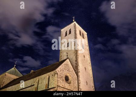 Nachtansicht der Collegiata di Innichen, Stiftskirche Innichen, Innichen, Pustertal, Bozen, Trentino Alto Adige, Italia Stockfoto