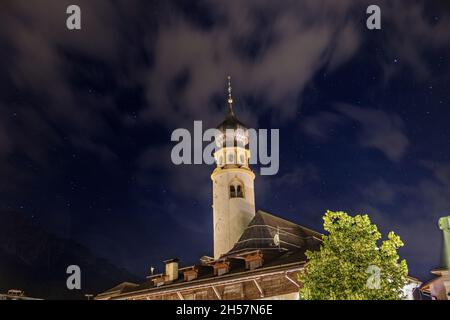 Nachtansicht der Collegiata di Innichen, Stiftskirche Innichen, Innichen, Pustertal, Bozen, Trentino Alto Adige, Italia Stockfoto