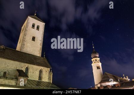 Nachtansicht der Collegiata di Innichen, Stiftskirche Innichen, Innichen, Pustertal, Bozen, Trentino Alto Adige, Italia Stockfoto