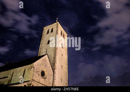 Nachtansicht der Collegiata di Innichen, Stiftskirche Innichen, Innichen, Pustertal, Bozen, Trentino Alto Adige, Italia Stockfoto