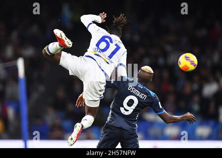 Neapel, Italien. November 2021. Der Mittelfeldspieler Adrien Tamaze von Hellas Verona springt mit dem Stürmer von Napoli, Victor Osimhen, während des SSC Napoli gegen den FC Hellas Verona, spiel der italienischen Fußballserie A in Neapel, Italien, November 07 2021 Quelle: Independent Photo Agency/Alamy Live News Stockfoto