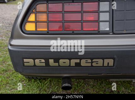 Blick auf die Heckleuchte und das Namensschild auf einem Oldtimer von Delorean, der durch den Film „Zurück in die Zukunft“ berühmt wurde Stockfoto