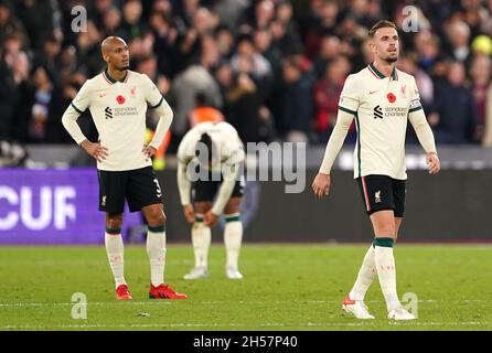 Liverpools Fabinha (links), Virgil van Dijk und Jordan Henderson (rechts) reagieren, nachdem Pablo Fornals von West Ham United (nicht abgebildet) während des Premier-League-Spiels im London Stadium, London, das zweite Tor ihrer Spielmannschaft erzielt hat. Bilddatum: Sonntag, 7. November 2021. Stockfoto