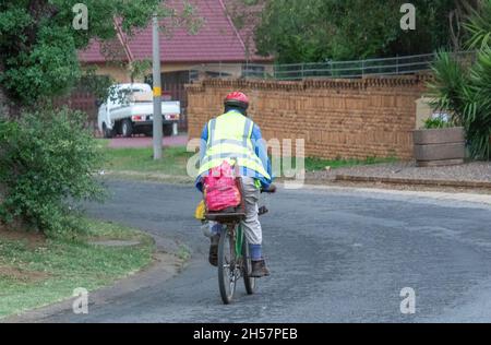 Johannesburg, Südafrika - ein nicht identifizierter Mann nutzt sein Fahrrad für den Transport durch ein urbanes Viertel Stockfoto