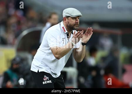 Köln, Deutschland. November 2021. Fußball: Bundesliga, 1. FC Köln 1. FC Union Berlin, Matchday 11 im RheinEnergieStadion. Kölns Coach Steffen Baumgart ist gedeutet. WICHTIGER HINWEIS: Gemäß den Bestimmungen der DFL Deutsche Fußball Liga und des DFB Deutscher Fußball-Bund ist es untersagt, im Stadion und/oder vom Spiel aufgenommene Fotos in Form von Sequenzbildern und/oder videoähnlichen Fotoserien zu verwenden oder zu verwenden. Quelle: Rolf Vennenbernd/dpa/Alamy Live News Stockfoto