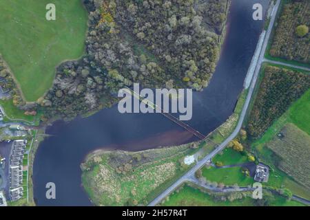 Drohnenbild der alten Eisenbahnbrücke über den Fluss Blackwater, außerhalb von Cappaquin, County Waterford Stockfoto