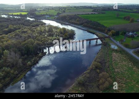 Drohnenbild der alten Eisenbahnbrücke über den Fluss Blackwater, außerhalb von Cappaquin, County Waterford Stockfoto