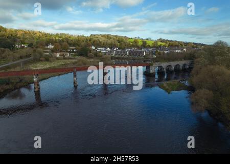 Drohnenbild der alten Eisenbahnbrücke über den Fluss Blackwater, außerhalb von Cappaquin, County Waterford Stockfoto