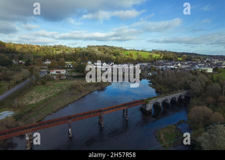 Drohnenbild der alten Eisenbahnbrücke über den Fluss Blackwater, außerhalb von Cappaquin, County Waterford Stockfoto