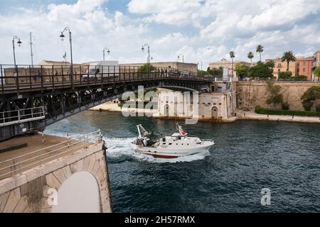 Taranto, Italien - 18. august 2021: Die Drehbrücke von Taranto, die die neue Stadt vom alten Dorf trennt Stockfoto