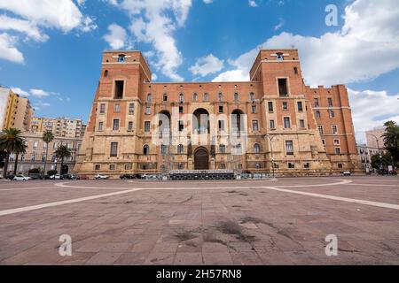 Taranto, Italien - 18. august 2021: Regierungspalast im Zentrum von Taranto, Apulien, Italien (Serie) Stockfoto