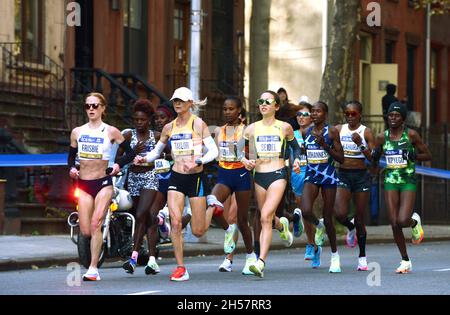 Der Kenianer Peres Jepchirchir wurde während des TCS New York City Marathon 50th am 7th. November 2021 von anderen Läufern entlang der Lafayette Ave. Flankiert Stockfoto