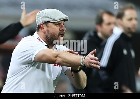 Köln, Deutschland. November 2021. Fußball: Bundesliga, 1. FC Köln 1. FC Union Berlin, Matchday 11 im RheinEnergieStadion. Kölns Trainer Steffen Baumbart deutet auf einen Handball hin. WICHTIGER HINWEIS: Gemäß den Bestimmungen der DFL Deutsche Fußball Liga und des DFB Deutscher Fußball-Bund ist es untersagt, im Stadion und/oder vom Spiel aufgenommene Fotos in Form von Sequenzbildern und/oder videoähnlichen Fotoserien zu verwenden oder zu verwenden. Quelle: Rolf Vennenbernd/dpa/Alamy Live News Stockfoto