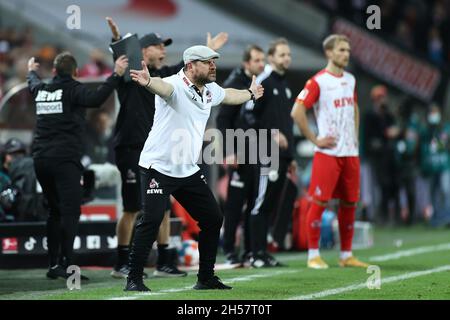 Köln, Deutschland. November 2021. Fußball: Bundesliga, 1. FC Köln 1. FC Union Berlin, Matchday 11 im RheinEnergieStadion. Kölns Coach Steffen Baumgart ist gedeutet. WICHTIGER HINWEIS: Gemäß den Bestimmungen der DFL Deutsche Fußball Liga und des DFB Deutscher Fußball-Bund ist es untersagt, im Stadion und/oder vom Spiel aufgenommene Fotos in Form von Sequenzbildern und/oder videoähnlichen Fotoserien zu verwenden oder zu verwenden. Quelle: Rolf Vennenbernd/dpa/Alamy Live News Stockfoto