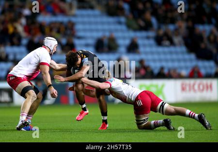 Wesps' Gabriel Oghre (Mitte) wird von Harlequins' Jack Kenningham (rechts) und Dino Lamb während des Spiels der Gallagher Premiership in der Coventry Building Society Arena, Coventry, angegangen. Bilddatum: Sonntag, 7. November 2021. Stockfoto